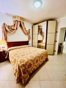 ヴェネツィアにあるAntico Fiore Apartmentsのベッドルーム(ベッド1台、大きな鏡付)