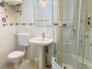 Koupelna v ubytování Apartment in Povlja with terrace, air conditioning, WiFi, washing machine 3419-3