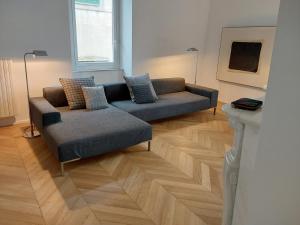 uma sala de estar com um sofá e uma cadeira em LESS IS MORE em Tuscania