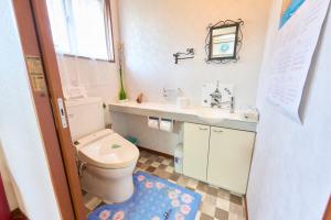 ein Badezimmer mit Toilette und Waschbecken in der Unterkunft グリーンハウス in Nanjō + 19 Fotos