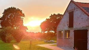 Východ nebo západ slunce při pohledu z bed and breakfast nebo okolí