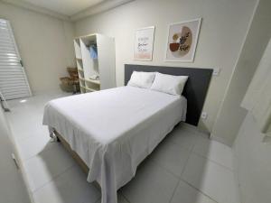 Säng eller sängar i ett rum på Residencial Atalaia Sul