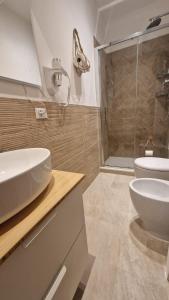 ein Bad mit einem Waschbecken, einem WC und einer Dusche in der Unterkunft La perla di Ro in Savona