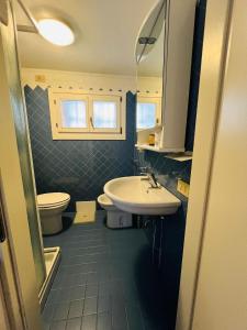 La salle de bains est pourvue d'un lavabo et de toilettes. dans l'établissement Antico Fiore Apartments, à Venise