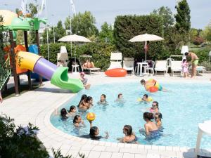 un gruppo di bambini che giocano in piscina di Family Hotel Alexander a Lido di Jesolo