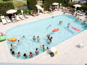 eine Gruppe von Menschen, die in einem Schwimmbad spielen in der Unterkunft Family Hotel Alexander in Lido di Jesolo
