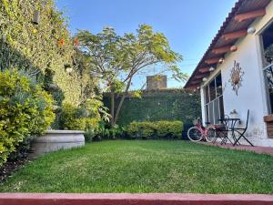 un patio con una mesa y una bicicleta estacionada frente a una casa en Habitación agradable, en Comitán de Domínguez