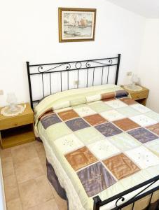1 dormitorio con 1 cama con edredón en Villa Blick en Guardistallo