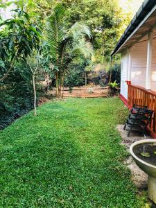 um quintal com um banco ao lado de uma casa em Sumudu Modern Villa em Tangalle