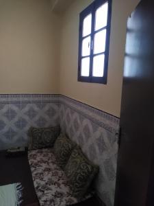 - un salon avec un canapé et une fenêtre dans l'établissement Casa Di Medina, à Tiznit
