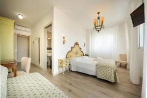 Postel nebo postele na pokoji v ubytování Hotel Tizian Beach + 37 fotografií