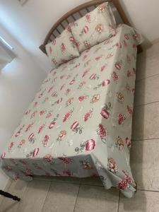 1 cama con almohadas y ropa de cama de color rosa y blanco en Apartamento vista Mar, en Angra dos Reis
