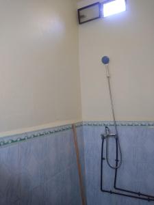 La salle de bains est pourvue d'une douche avec un pommeau de douche. dans l'établissement Casa Di Medina, à Tiznit