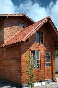 uma cabana de madeira com um telhado de gambrel em Tiny House Novas Palmeiras em Florianópolis