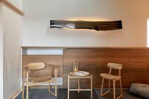 Predel za sedenje v nastanitvi 富士山リトリートMUKUten舎 富士宮 MtFuji Retreat MUKUtensha Fujinomiya natural wood retreat hotel