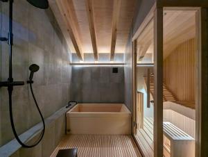 Kopalnica v nastanitvi 富士山リトリートMUKUten舎 富士宮 MtFuji Retreat MUKUtensha Fujinomiya natural wood retreat hotel