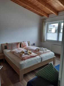 2 camas individuales en un dormitorio con ventana en Niedersburger Eck, wandern, radfahren, genießen, erholen en Boppard
