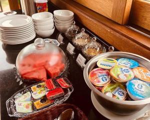 a counter top with a bowl of food and some plates at Pousada Gardenian in São Roque