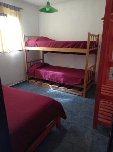 a room with two bunk beds and a window at Bosquecito de Carpin in Carpintería