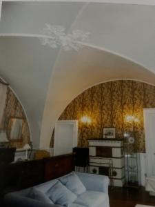 - un salon avec un canapé et un plafond dans l'établissement Château de Saint-Agoulin, à Saint-Agoulin