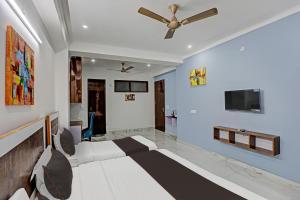 um quarto com uma cama e uma ventoinha de tecto em Collection O Kanchan Heritage em Gurgaon
