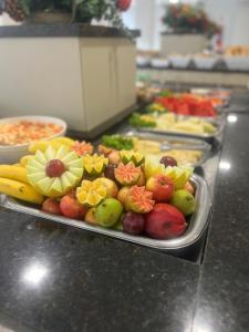 a tray of fruit on a buffet table at Hotel das Américas in Balneário Camboriú
