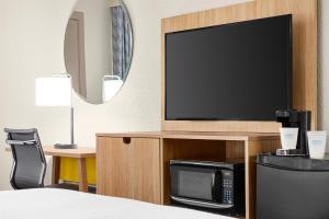 TV at/o entertainment center sa Days Inn by Wyndham Paris