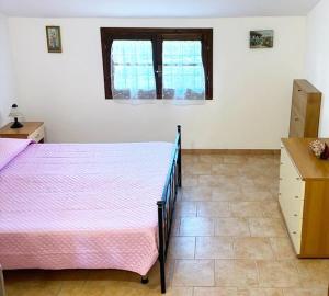 1 dormitorio con 1 cama, vestidor y 2 ventanas en Villa Blick en Guardistallo