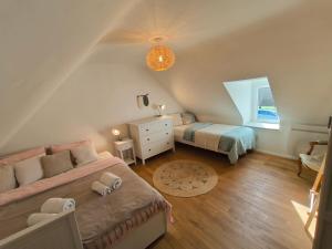 ein Schlafzimmer mit einem Sofa, einem Bett und einem Fenster in der Unterkunft La Ferme de Penanguer in Loctudy