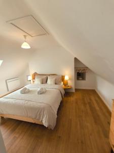 1 dormitorio con 1 cama con 2 toallas en La Ferme de Penanguer, en Loctudy