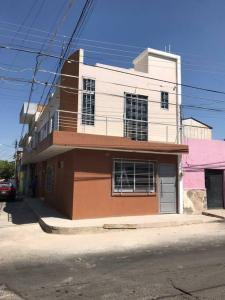 un bâtiment situé sur le côté d'une rue dans l'établissement Casa a solo 5 min del parian y 20 min aeropuerto, à Guadalajara