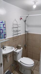 een badkamer met een toilet en een wastafel bij ALLEJA CONDOMINIUM in Imus