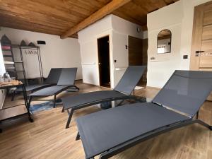 a room with three chairs and a table at Vidiecky domček in Pohronská Polhora