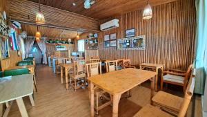 鵝鑾的住宿－家歐風海景民宿 ，用餐室配有木桌和椅子