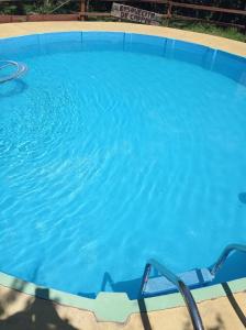 a large swimming pool with blue water in it at Bosquecito de Carpin in Carpintería