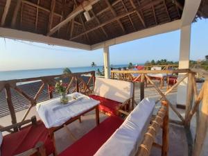 Cassandra Beach Resort في نونغوي: طاولة وكراسي على قارب على الشاطئ