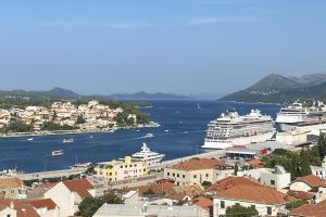 杜布羅夫尼克的住宿－APARTMENT ROLEX -near the port Dubrovnik，水面上游轮的城市景观