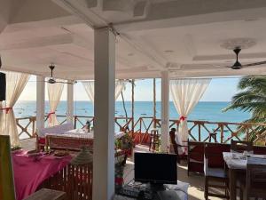 Cassandra Beach Resort في نونغوي: اطلالة على المحيط من مطعم بحاسب