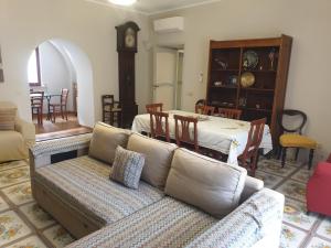 Residenza Sorrentina في سورينتو: غرفة معيشة مع أريكة وطاولة