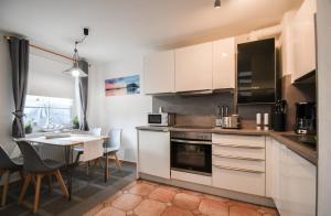 Una cocina o kitchenette en Ferienappartement mit Seeblick und Balkon