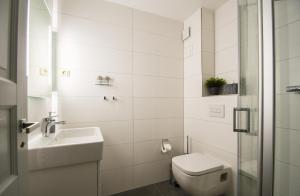 Un baño de Ferienappartement mit Seeblick und Balkon 26 fotos más