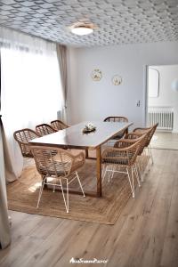 Wipfeld的住宿－Mainblick Apartment，一间带桌椅的用餐室
