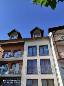ein Apartmenthaus mit Balkon darüber in der Unterkunft Apartament Przy Latarni in Krynica Morska