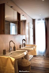 Wipfeld的住宿－Mainblick Apartment，浴室设有2个水槽和镜子