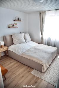 En eller flere senge i et værelse på Mainblick Apartment
