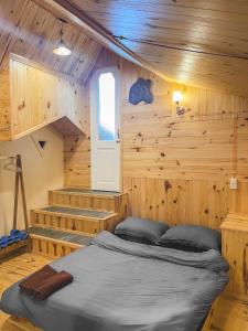 Postel nebo postele na pokoji v ubytování Ziczac Homestay Đà Lạt