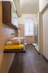 uma casa de banho com uma banheira e um lavatório em RELAX AL MARE - Spiaggia, bici e barbecue! em Arma di Taggia
