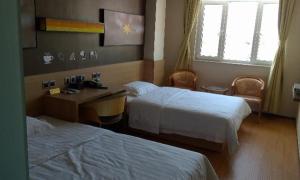 Un ou plusieurs lits dans un hébergement de l'établissement IU Hotel Tianjin Jinghai Shengli Avenue