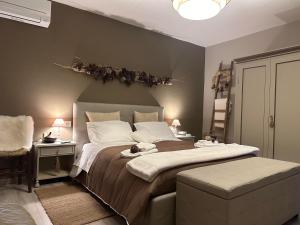ein Schlafzimmer mit einem großen Bett mit einem Bereich an der Wand in der Unterkunft Il Sogno in Spello