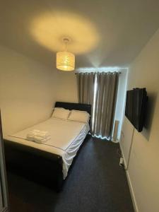 sypialnia z łóżkiem i żyrandolem w obiekcie Stunning Cozy Flat 2. w mieście Belvedere